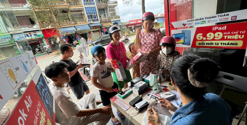 FPT Shop triển khai điểm sạc miễn phí cho người dân vùng bão Yagi