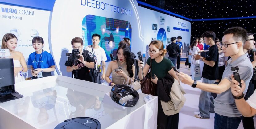 ECOVACS giới thiệu robot hút bụi DEEBOT T80 OMNI và máy lau sàn TINECO FLOOR ONE S9 ARTIST STEAM.
