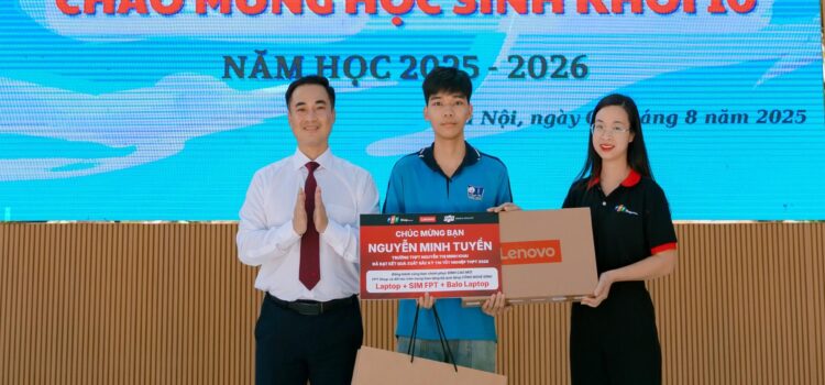 FPT Shop trao 30 combo công nghệ trị giá hơn 320 triệu đồng cho tân sinh viên