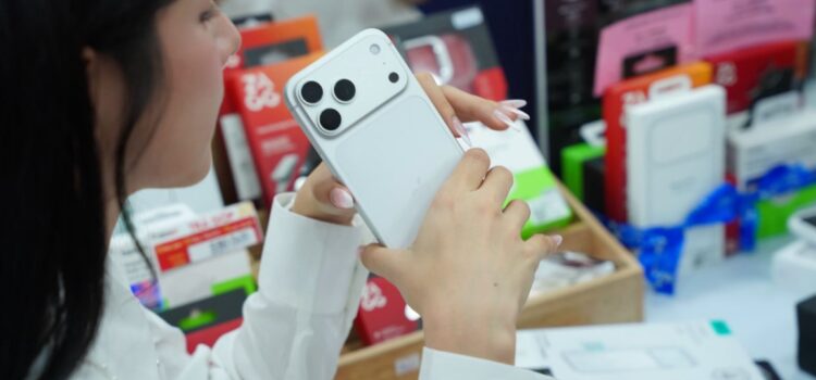 Hàng trăm khách hàng nhận iPhone 17 và iPhone Air tại Di Động Việt