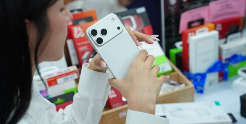 Hàng trăm khách hàng nhận iPhone 17 và iPhone Air tại Di Động Việt