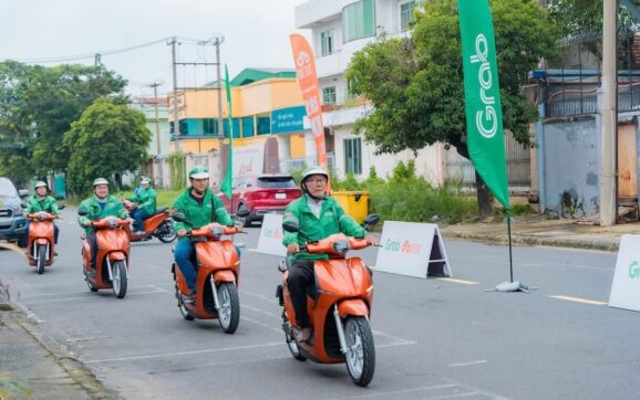 Grab Việt Nam và Dat Bike hợp tác hỗ trợ tài xế chuyển sang xe máy điện