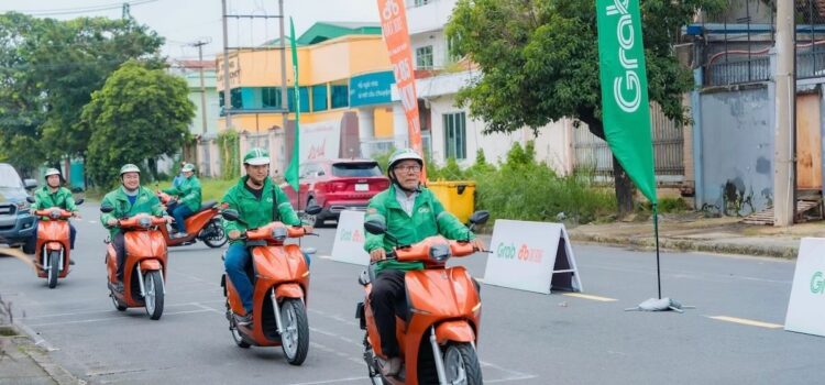 Grab Việt Nam và Dat Bike hợp tác hỗ trợ tài xế chuyển sang xe máy điện