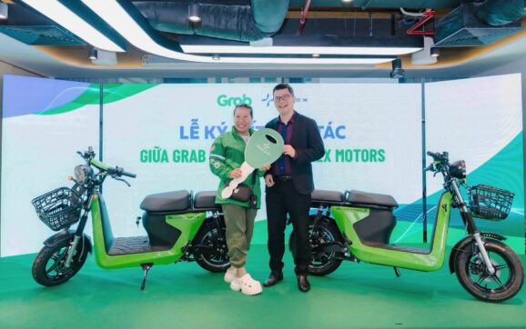 Tài xế Grab được khuyến khích chuyển sang xe máy điện