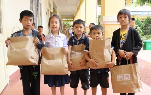 UNIQLO Việt Nam đóng góp 1 tỷ đồng và hơn 3.400 trang phục hỗ trợ khắc phục hậu quả bão lũ