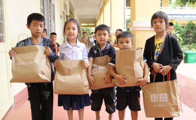UNIQLO Việt Nam đóng góp 1 tỷ đồng và hơn 3.400 trang phục hỗ trợ khắc phục hậu quả bão lũ