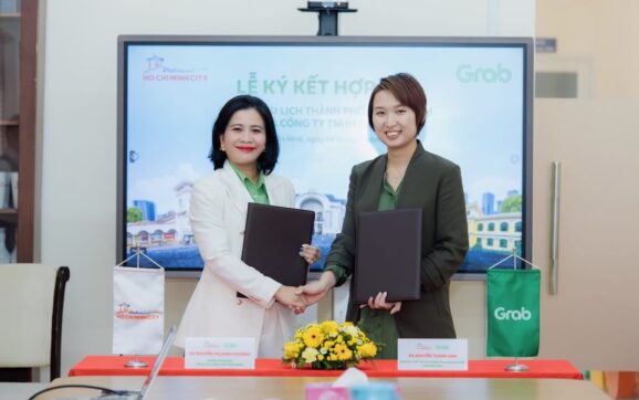Bà Nguyễn Thị Minh Phương (trái) Chánh văn phòng Sở Du lịch TP.HCM và Bà Nguyễn Thanh Anh, Giám đốc Tiếp thị và Thương mại Doanh nghiệp, Grab Việt Nam tại lễ ký kết