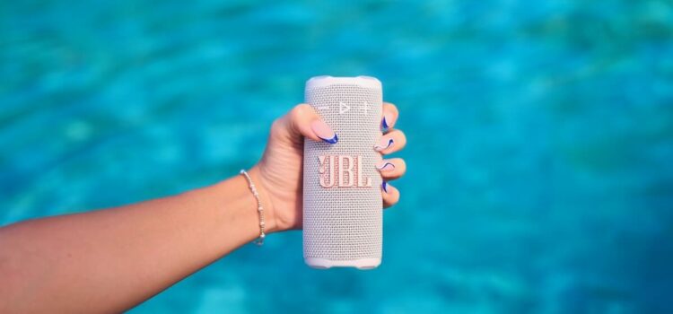 JBL Grip ra mắt tại Việt Nam, nhỏ gọn vừa tay, chống nước, chống va đập