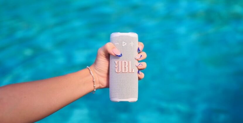JBL Grip ra mắt tại Việt Nam, nhỏ gọn vừa tay, chống nước, chống va đập