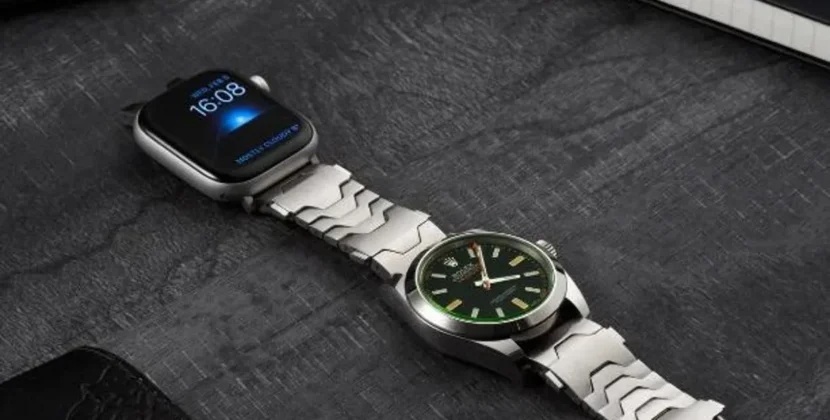 CES 2026: Dây đeo Smartlet cho phép đeo đồng hồ cơ và smartwatch cùng lúc