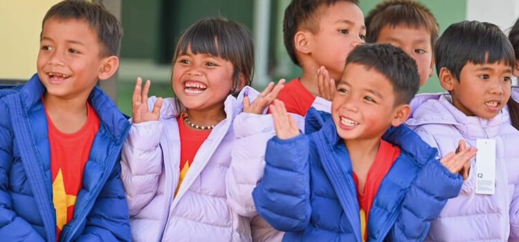 UNIQLO xây phòng học và tặng áo ấm tại Quảng Trị