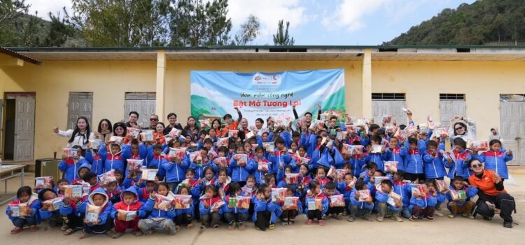 FPT Shop trang bị máy tính cho học sinh vùng biên giới tỉnh Sơn La