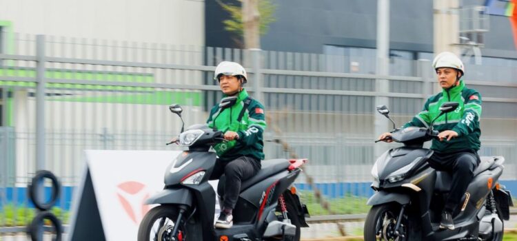 Grab Việt Nam hợp tác Yadea Việt Nam hỗ trợ tài xế chuyển đổi sang xe máy điện