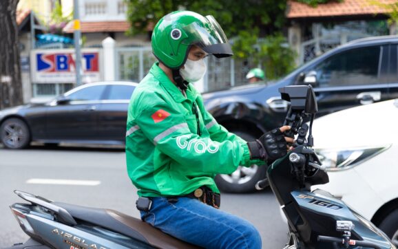 Grab Việt Nam hỗ trợ tài xế xe xăng và xe điện tuần thứ năm liên tiếp