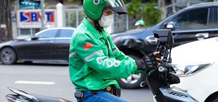 Grab Việt Nam hỗ trợ tài xế xe xăng và xe điện tuần thứ năm liên tiếp