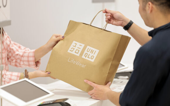 UNIQLO Việt Nam thu phí túi giấy, khuyến khích tiêu dùng bền vững