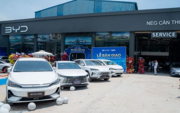 Người dân Cần Thơ đến showroom BYD mới ra mắt, lái thử xe BYD Dolphin 2026