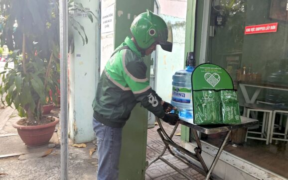 Hơn 1.500 quán ăn tham gia chiến dịch “Quán Tốt Bụng” hỗ trợ tài xế Grab mùa nắng nóng