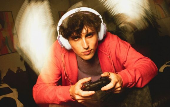 JBL giới thiệu thế hệ tai nghe gaming Quantum mới, bổ sung pin thay nóng và âm thanh không gian