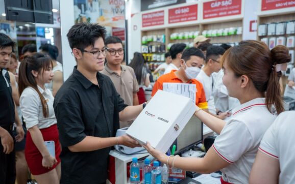 Di Động Việt đưa Galaxy Z thế hệ mới lên sân khấu thời trang trong đêm mở bán