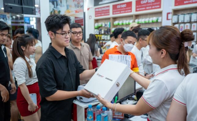 Di Động Việt đưa Galaxy Z thế hệ mới lên sân khấu thời trang trong đêm mở bán