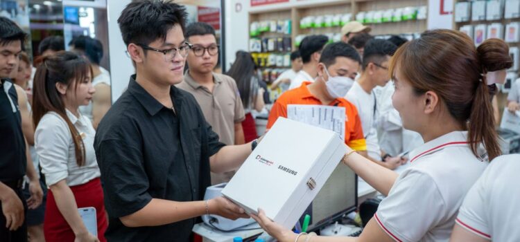 Di Động Việt đưa Galaxy Z thế hệ mới lên sân khấu thời trang trong đêm mở bán