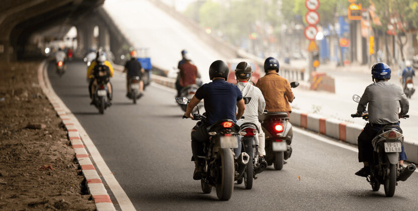 Điều gì xảy ra trong một phần giây khi người đi xe mô tô phanh gấp?