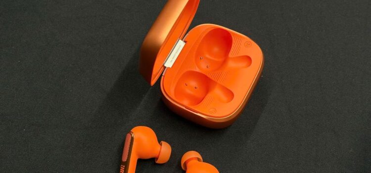 Mở bán JBL Live Beam 4: thêm màn hình trên hộp sạc và chống ồn thích ứng