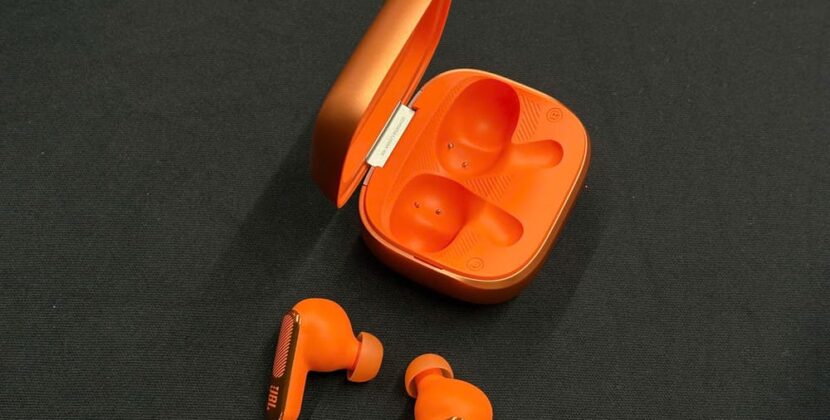 Mở bán JBL Live Beam 4: thêm màn hình trên hộp sạc và chống ồn thích ứng